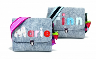 Die Taschen sind mit einem Gummiband für Trinkflaschen, verstellbarem Schulterriemen und Erdbeer-Anhänger ausgestattet.