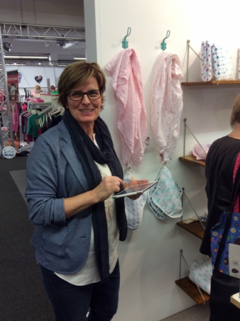 Gut gelaunt bei der Arbeit: Lässig-Geschäftsführerin Karin Heinrich erfasste Bestellungen digital.