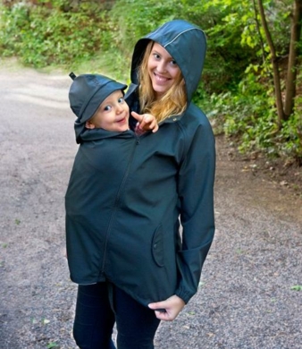 Das All-Weather Babywearing Jacket ist in klassischem Schwarz gehalten.