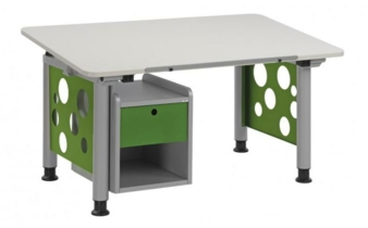 Ein Schulkind kann sich über den mitwachsenden Kinderschreibtisch von Orgoo freuen.