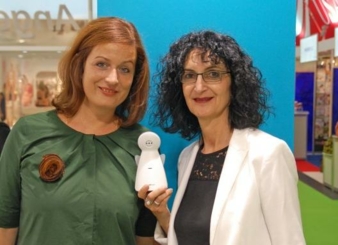 Funny Handel Geschäftsführerin Véronique Hamann (r.) präsentierte in Köln mit PR-Dame Vanessa Ast (ast GmbH) das neue multifunktionale Modell AC1200.