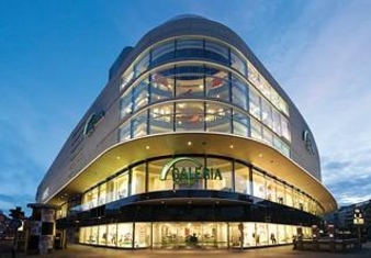 Galeria Kaufhof hat eine neue Mutter: Künftig gehört die Kette dem kanadischen Handelsriesen Hudon's Bay Company aus Toronto - hier die Filliale an...