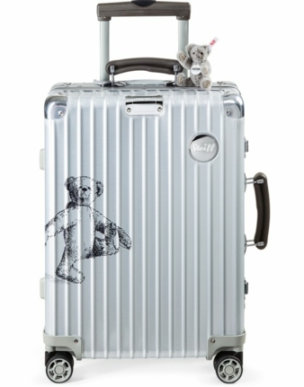 Tradition trifft auf Tradition – die silbernen Rillen auf den Knopf im Ohr.