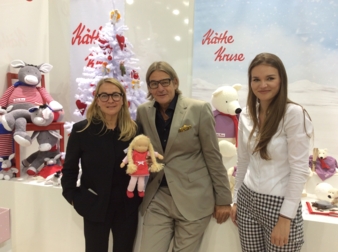 PR-Frau Renate Wildenhain (l.), Christian Keller und Hanna Simon