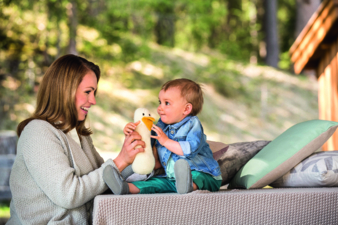 05 Magdalena Neuner mit Baby und Ente_Credit_Gra¦êfe und Unzer Verlag_Fotograf Patrick Wittmann.jpg