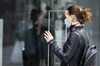 Frau mit Maske Geschäft